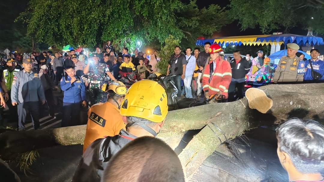 Dua Orang Alami Patah Tulang Gegara Pohon Tumbang Di Alun Alun