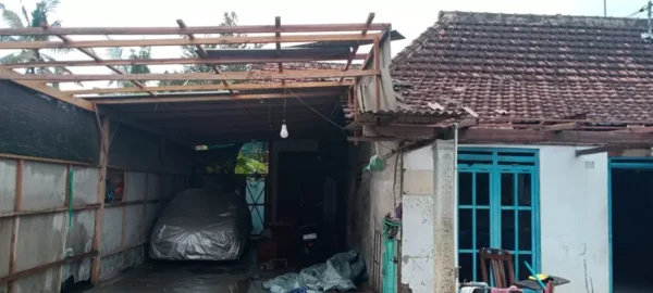 Puting Beliung Hancurkan Genting dan Asbes Dua Rumah di Kedalrejo Banyuwangi