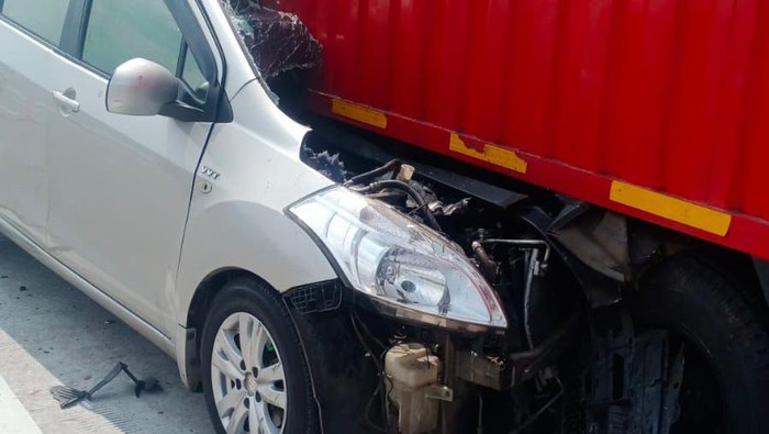 Ertiga Seruduk Truk Parkir di Tol Tegal, 2 Orang Tewas