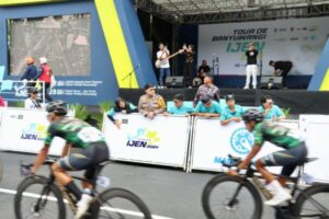 Kemeriahan di Garis Finish: Kapolresta Banyuwangi & Forkopimda Sambut Peserta Etape ke-2 Tour De Banyuwangi Ijen 2024