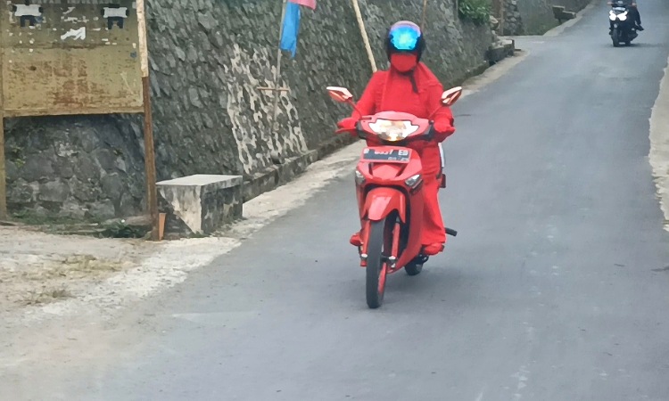 Fenomena Emak Emak Berpakaian Merah Di Banjarnegara, Viral Di Jagat Maya