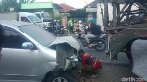 Dua Avanza Adu Banteng di Jalan Tayu-Pati Dipicu Ban Meletus