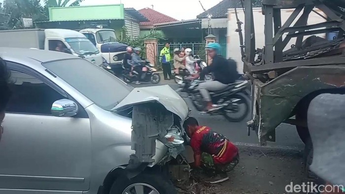 Gegara Ban Meletus, 2 Avanza Adu Banteng Di Jalan Tayu Pati