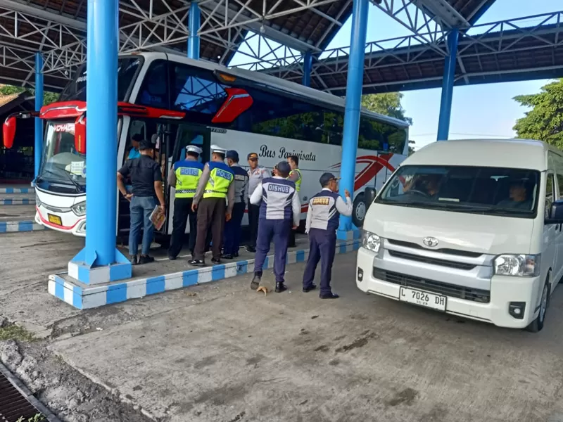 Gelar Razia Angkutan Umum Di Terminal Sri Tanjung Banyuwangi, Aparat