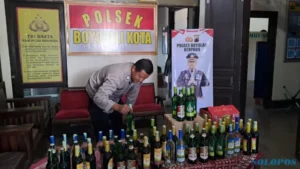 Petugas Temukan 60 Botol Isi Miras Gerebek Toko di Pasar Sunggingan Boyolali