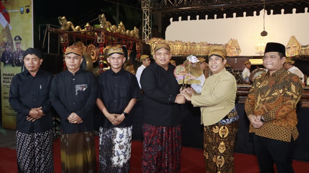 Kemeriahan HUT Bhayangkara Ke-78: Polres Rembang Suguhkan Lakon Wayang Kulit ‘Semar Mbangun Kahyangan