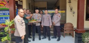 HUT Bhayangkara Ke -78 : Surprise Koramil 14 Sarang Berikan Tumpeng Pada Polsek Sarang