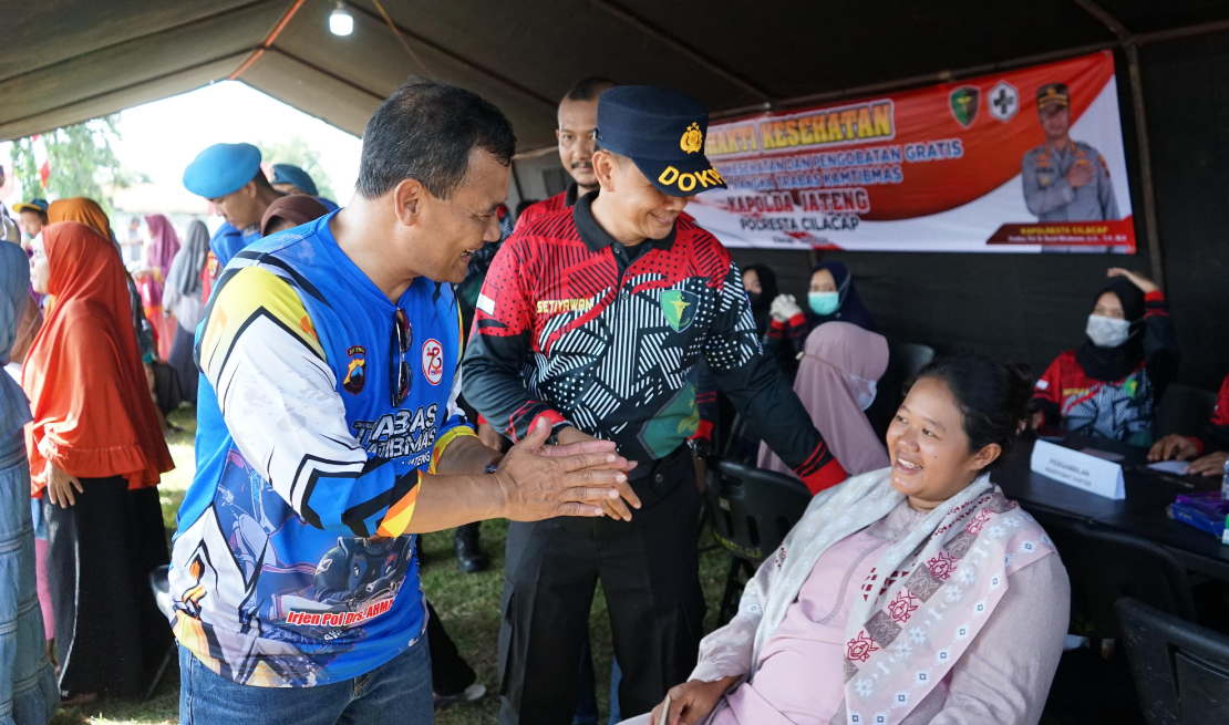 Hari Bhayangkara, Kapolda Jateng Sambangi Kesugihan Cilacap Dengan Bantuan Sosial