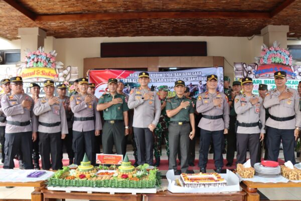 Hari Bhayangkara Ke 78, Dandim 0704 Banjarnegara Beri Kejutan Kapolres Banjarnegara