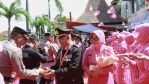 Pelepasan Enam Personel Polresta Banyuwangi dengan Tradisi Pedang Pora