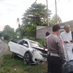 Honda Brv Masuk Selokan Di Ruas Jalan Pakistaji Banyuwangi Diduga