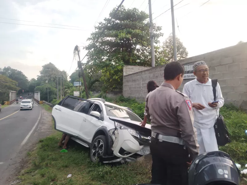 Ngantuk Bikin Laju Mobil Njeleret: Honda BRV Masuk Selokan di Ruas Jalan Pakistaji Banyuwangi