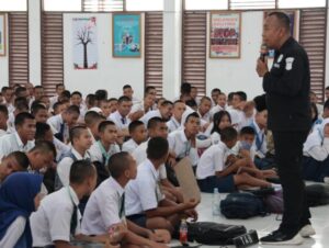 Humas Polda Kalteng Sampaikan Setop HPPUS saat Jadi Pemateri MPLS di SMKN 1 Palangka Raya