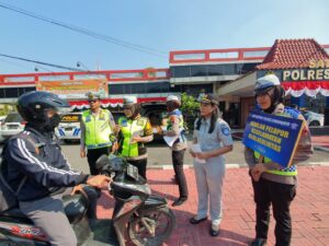 Penghargaan untuk Pengendara Tertib: Satlantas Polres Sukoharjo Beri Mug dan Helm