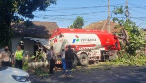 Diduga Karena Ini Truk Tangki Pertamina Seruduk 2 Rumah Warga di Banyuwangi