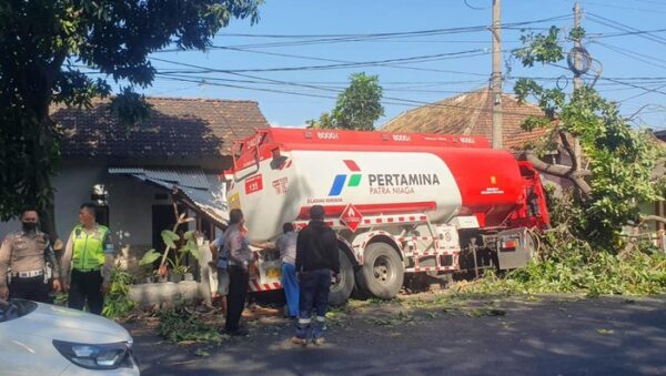 Insiden Di Banyuwangi: Truk Tangki Pertamina Menabrak Rumah Warga