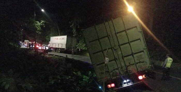 Jalur Jember Banyuwangi Macet Hingga 4 Km Akibat Truk Tergelincir Di