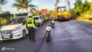 Macet 3 Jam, Pelebaran Jalan Bikin Jalur Pantura Situbondo-Banyuwangi Lumpuh