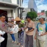 Jum’at Berkah, Satlantas Polres Rembang Bersih Bersih Tempat Ibadah & Bagikan