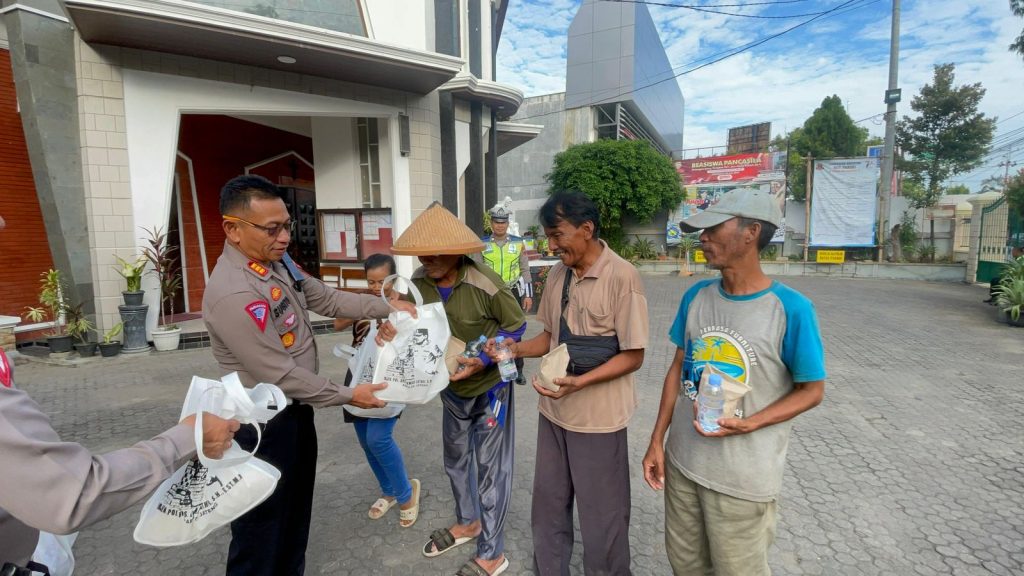 Jum’at Berkah, Satlantas Polres Rembang Bersih Bersih Tempat Ibadah & Bagikan