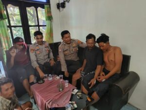 Kanit Binmas Polsek Kragan Memberikan Motivasi Kepada Korban Kapal KM Soneta Tenggelam di Perairan Karimun Jawa yang Selamat