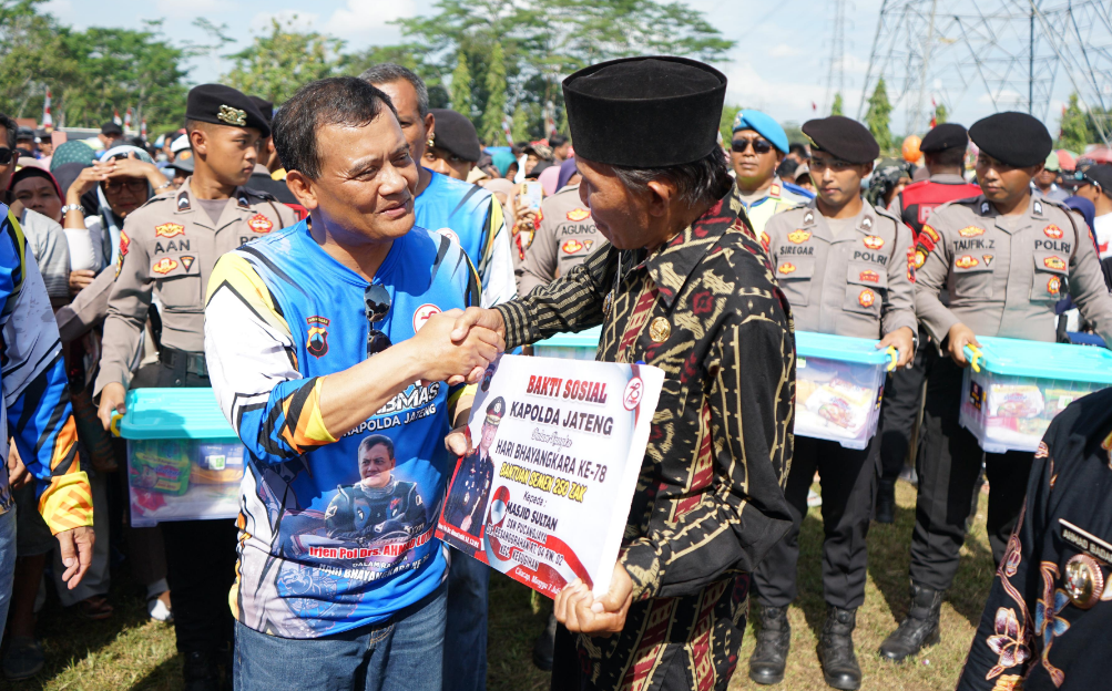 Kapolda Jateng Bagi 6000 Paket Sembako Dan 500 Sak Semen