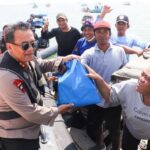 Kapolda Jateng Bagikan Bansos Ke Nelayan Di Tengah Laut