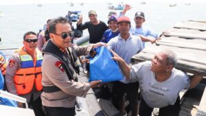 Kapolda Jateng Bagikan Bansos ke Nelayan di Tengah Laut