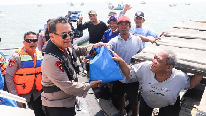 Kapolda Jateng Bagikan Bansos Ke Nelayan Di Tengah Laut