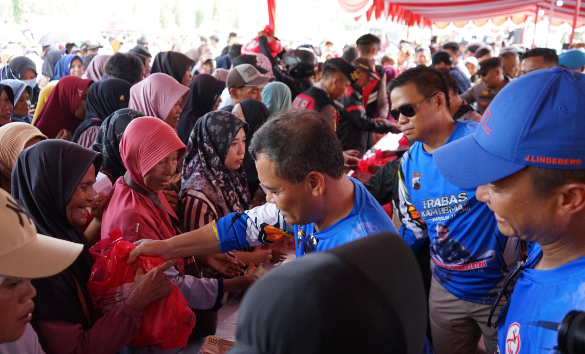 Kapolda Jateng Bagikan Bantuan Sosial Di Kesugihan Cilacap Dalam Rangka