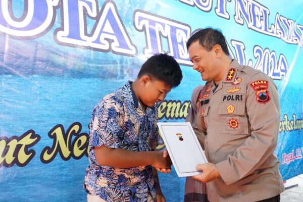 Kapolda Jateng Beri Santunan Anak Yatim Dalam Sedekah Laut Nelayan