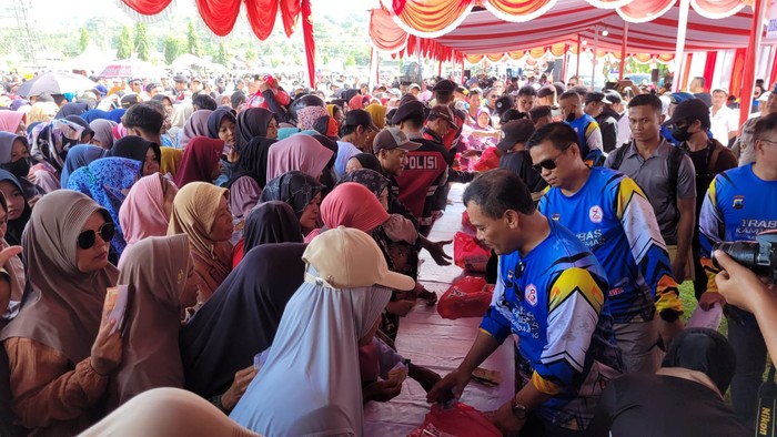 Kapolda Jateng Distribusikan Bantuan Sosial Di Kesugihan Cilacap Pada Hari