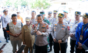 Kapolda Jateng Serahkan 1.000 Sak Semen untuk Pemulihan Korban Gempa Batang