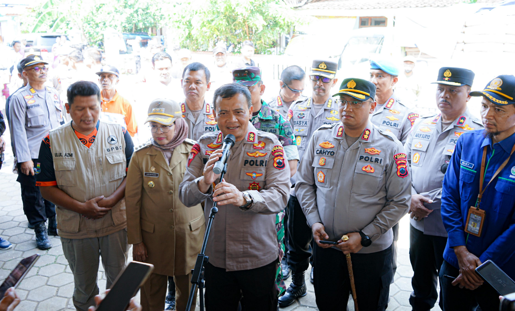 Kapolda Jateng Serahkan 1.000 Sak Semen Untuk Pemulihan Korban Gempa