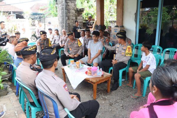 Kapolres Jembrana Melayat Dan Beri Dukungan Ke Keluarga Aipda I