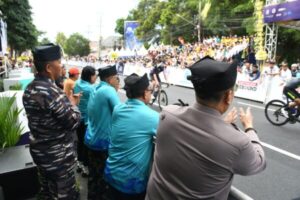 Forkopimda dan Kapolresta Banyuwangi Hadiri Garis Finish Etape 2 Tour De Banyuwangi Ijen 2024