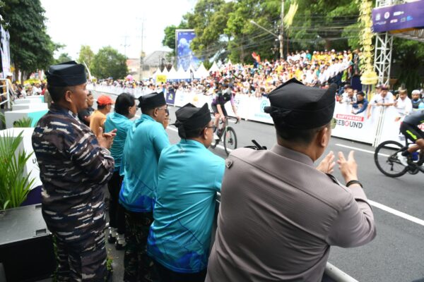 Kapolresta Banyuwangi Dan Forkopimda Sambut Peserta Di Garis Finish Etape