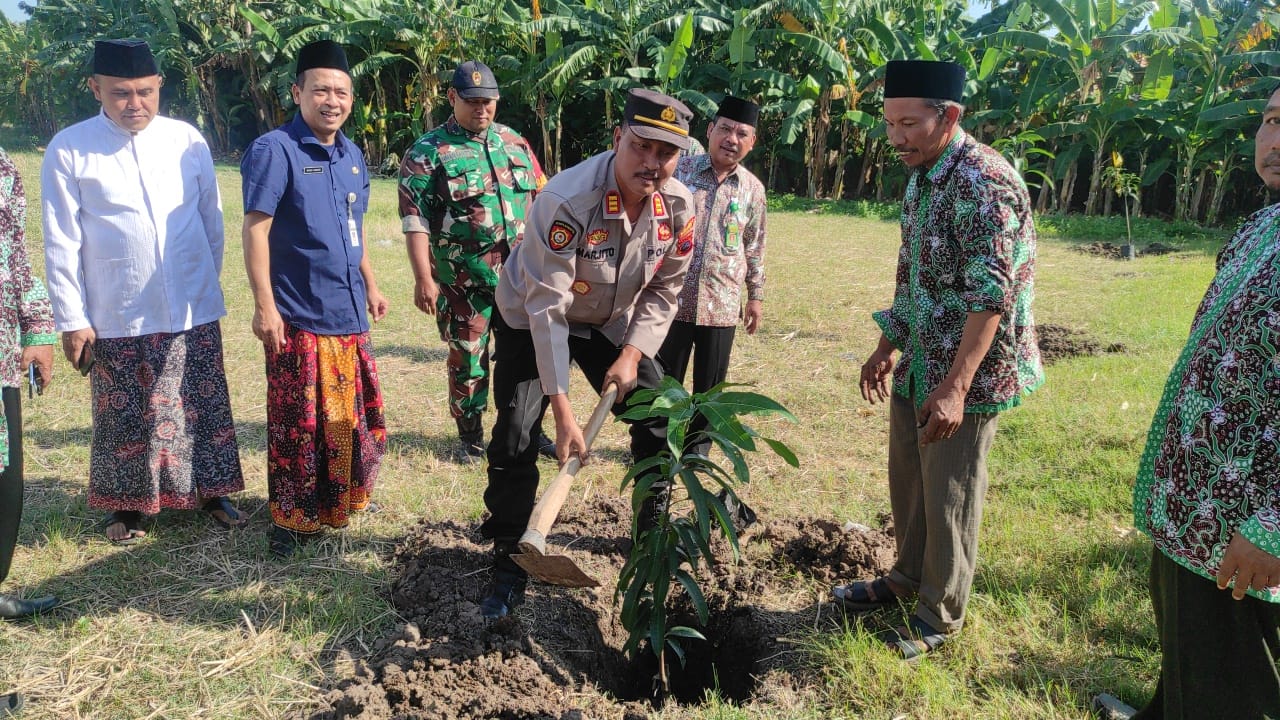 Kapolsek Sluke Hadiri Penanaman Pohon Pengembangan Kampung Moderasi Beragama Di