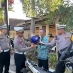 Kasatlantas Polres Rembang Bagi Bagi Helm & Paket Alat Tulis Untuk