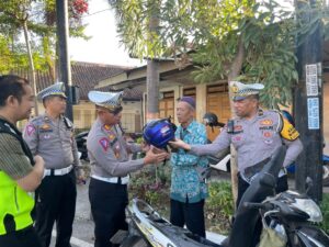 Kasatlantas Polres Rembang Bagi-Bagi Helm & Paket Alat Tulis Untuk Pengemudi Tertib Berlalu Lintas