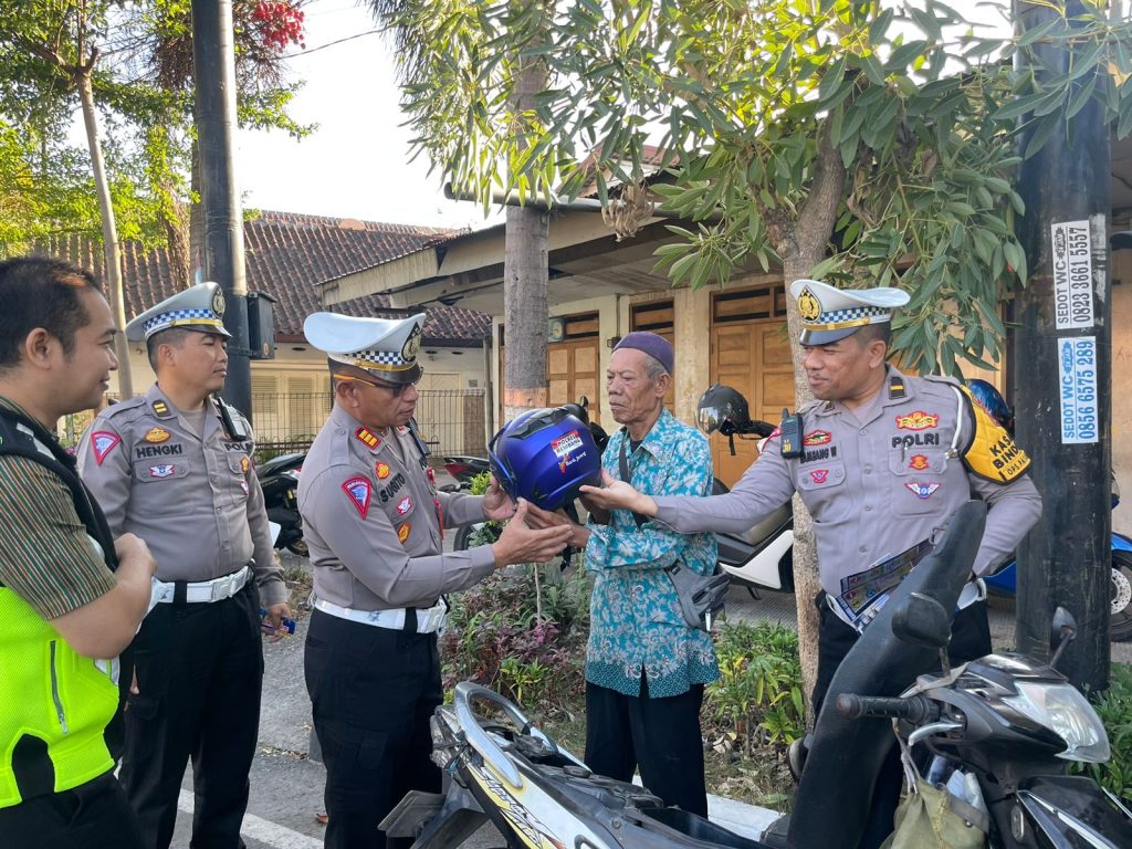 Kasatlantas Polres Rembang Bagi Bagi Helm & Paket Alat Tulis Untuk