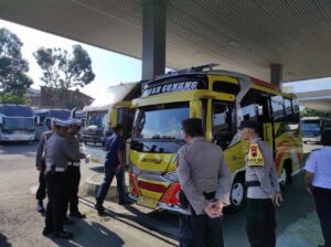 Sukseskan Operasi Patuh Candi 2024, Polres Banjarnegara Lakukan Ramp Check Angutan Umum