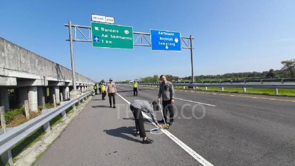 Kecelakaan Tol Solo Ngawi: Elf Tabrak Truk Tronton