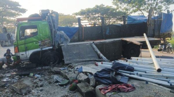 Kecelakaan Truk Besi Terguling Di Pantura Demak, Tim Penanganan Dipanggil