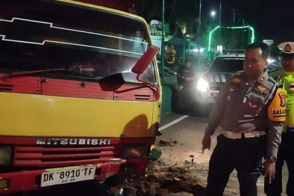 Kecelakaan Di Banyuwangi: Truk Fuso Tabrak Pagar Masjid, 3 Motor