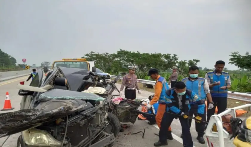 Kecelakaan Di Tol Batang Semarang: Tiga Orang Meninggal Setelah Avanza Tabrak