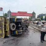 Kecelakaan Di Ungaran Semarang: Sopir Ngantuk, Truk Kayu Terguling