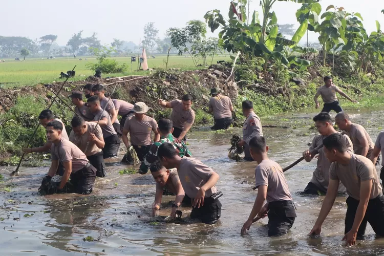 Kegiatan Resik Resik Saluran Irigasi Oleh Polres Dan Kodim Sukoharjo