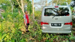 Geger Mobil Nyasar ke Tengah Makam di Sidabowa Banyumas