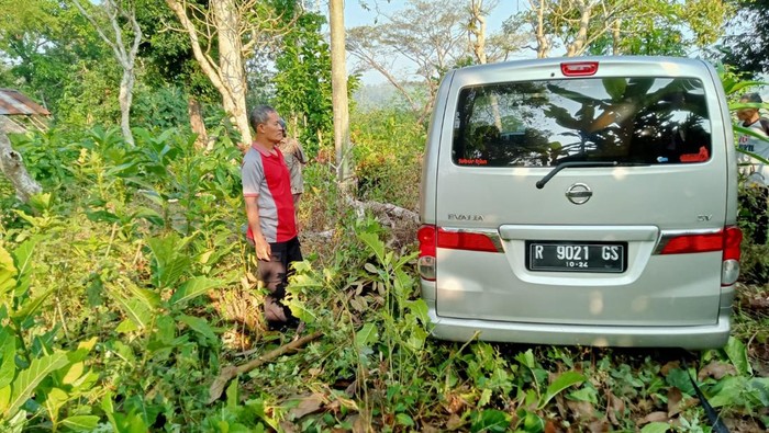 Kejadian Aneh Di Sidabowa: Mobil Tersesat Hingga Masuk Area Makam